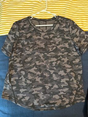 lululemon athletica Short Sleeve Camo Tee in Black and Gray